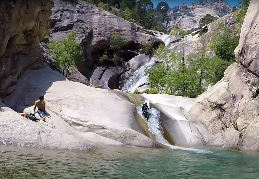 Tobogan dans la rivière Purcarracia Tobogan dans la rivière Purcarracia