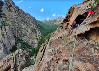 Entre 2 longueurs , repos à l’ ombre dans le tafone Entre 2 longueurs , repos à l’ ombre dans le tafone